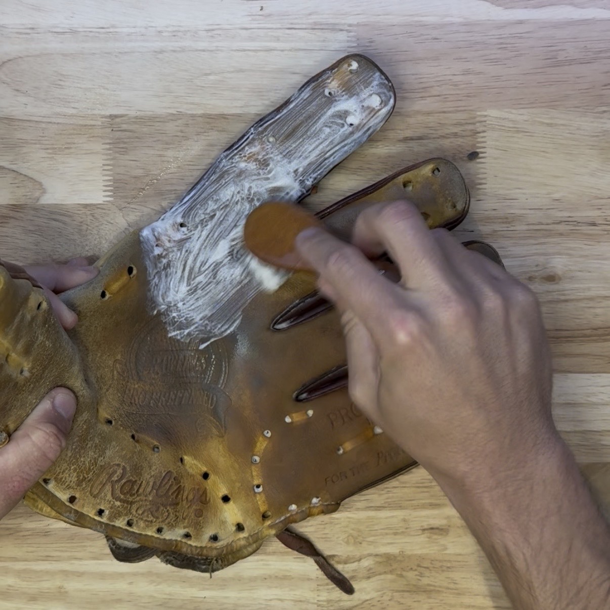 Cleaning glove leather