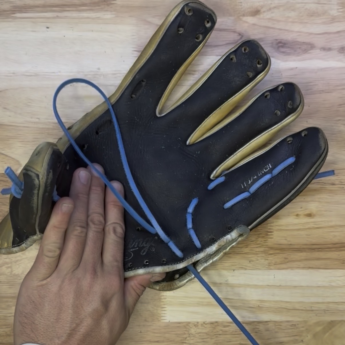 Relacing glove